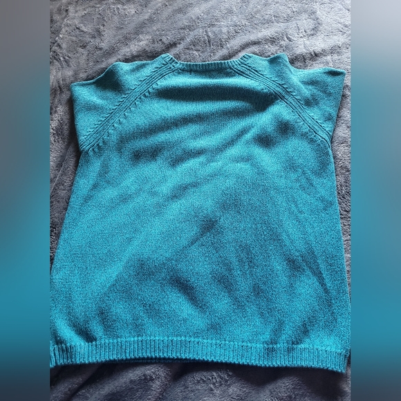 Isle Essentials womans sweater. Size medium. - Picture 4 of 4